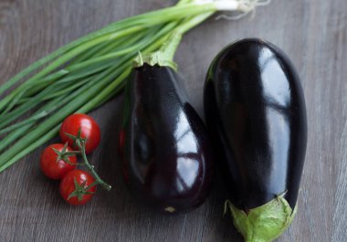 Eski ahşap masa üzerinde taze patlıcan