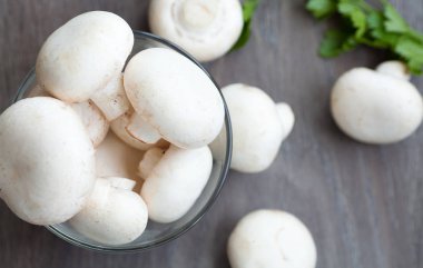 Taze mantar petrol ahşap arka plan üzerinde.