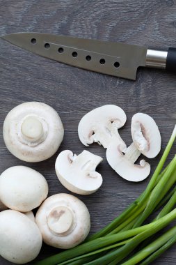 Taze mantar petrol ahşap arka plan üzerinde.