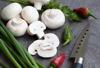 Taze mantar petrol ahşap arka plan üzerinde.