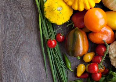 ahşap masa üzerine taze organik sebze çeşitler /