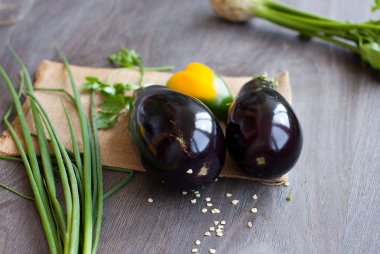 Eski ahşap masa üzerinde taze patlıcan