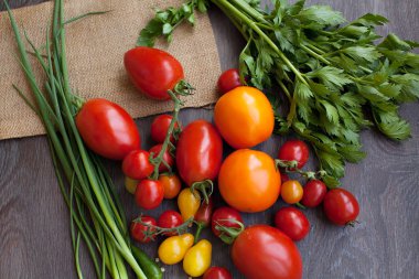 eski ahşap masa üzerine doğranmış domates