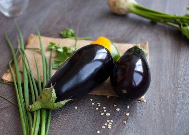 Eski ahşap masa üzerinde taze patlıcan