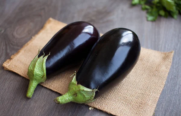 Aubergine fraîche sur la vieille table en bois — Photo