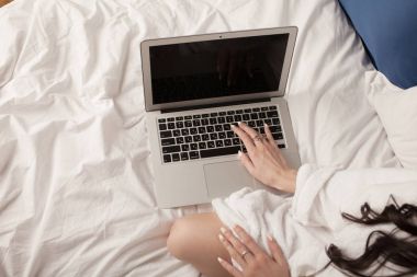 Bir kadın portresi closeup dizüstü bilgisayar kullanan eller