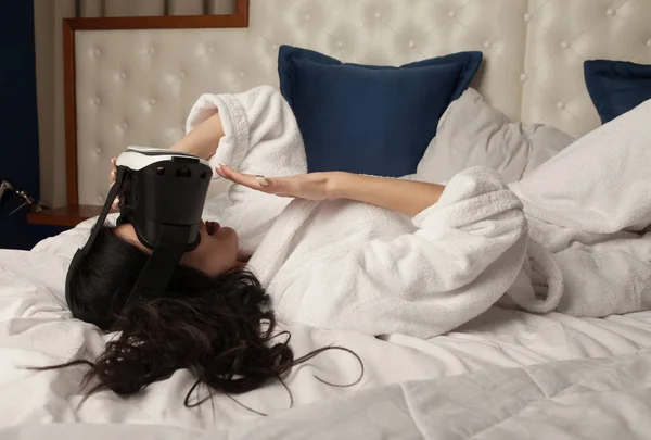 虚拟现实头盔的女人。Vr 眼镜. — 图库照片