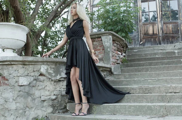 Ung vacker snygg flicka i svart sommar klänning promenader — Stockfoto