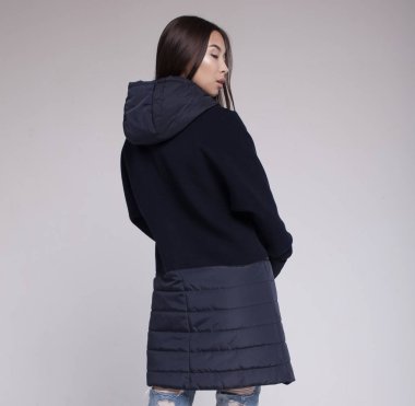 Asyalı manken sonbahar/kış giysileri ışık arka planda poz