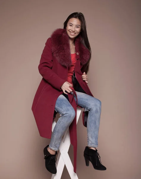 Zimní žena v luxusní kožich. Módní asijský model om béžové pozadí. — Stock fotografie
