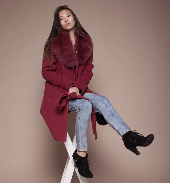 Zimní žena v luxusní kožich. Módní asijský model om béžové pozadí. — Stock fotografie