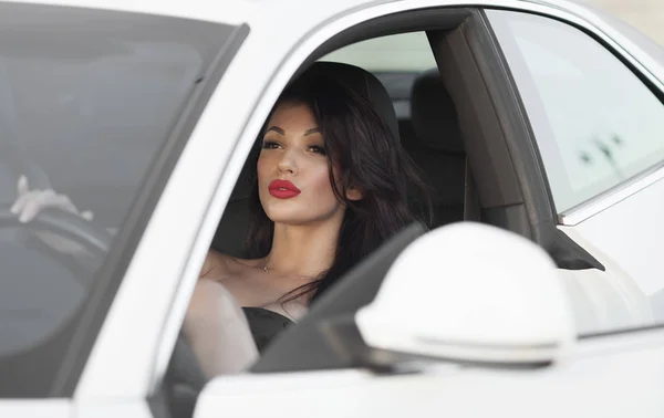 Mujer sentada en coche blanco, mirando por la ventana — Foto de Stock