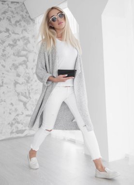 Beyaz studio yürüme genç iş kadını