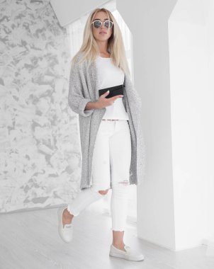 Beyaz studio yürüme genç iş kadını