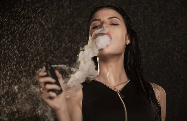 Młoda kobieta piękne vaping e papierosa. Wody płynącej na twarz kobiety. — Zdjęcie stockowe
