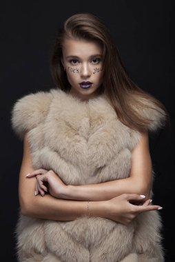Güzellik moda Model kız mavi vizon kürk manto. Yaratıcı olun yazma ile güzel bir lüks kış kadın yüzünde canı cehenneme