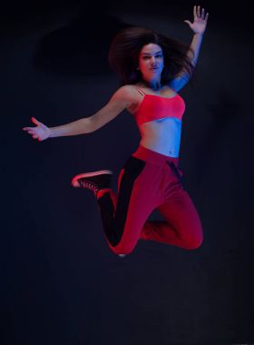 Stüdyoda poz veren genç ve güzel bir dansçı.