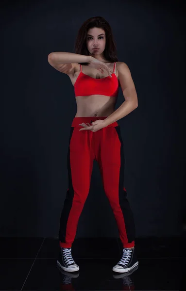 Νέα όμορφη χορεύτρια ποζάρουν σε φόντο στούντιο — Φωτογραφία Αρχείου