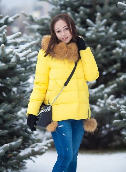 冬のモミの木の近くの若い女性の肖像画。女性の肖像画。黄色の冬のコートの女. — ストック写真