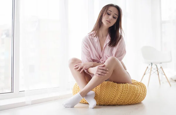 Portret van jonge volwassen slanke sexy en aantrekkelijk sensualiteit schoonheid brunette babe mooie vrouw in roze shirt tegen het raam van de zonnige ochtend in luxe stijl hotelappartement — Stockfoto