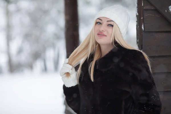 Skrattande vacker blond flicka stående vintertid med snö. — Stockfoto