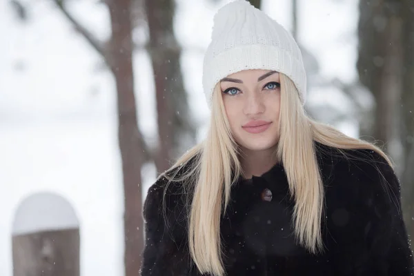Mooi blond meisje portret lachen in de winter met sneeuw. — Stockfoto