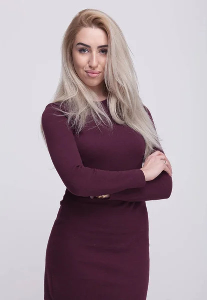 Mladá Evropská, které atraktivní sexy modelka s dlouhé blond přírodní vlasy, krásné oči, plné rty, dokonalé pleti je představuje v šatech v studio pro focení glamour testu — Stock fotografie