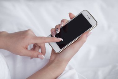 Cep telefonu yeni modern yaşam tarzı ve kolay alışveriş online kavramı için tasarlanmış tutan kadının el