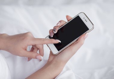 Cep telefonu yeni modern yaşam tarzı ve kolay alışveriş online kavramı için tasarlanmış tutan kadının el