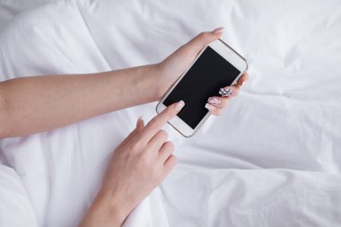 Bir kadının elleri görüntüsünü yakından sahte kopya alanı ekranı ile hücre telefon reklam metin mesajınız için tutuyor. Erkek iş molası sırasında cep telefonu üzerinden web sayfasındaki bilgileri okuma