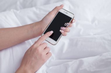 Bir kadının elleri görüntüsünü yakından sahte kopya alanı ekranı ile hücre telefon reklam metin mesajınız için tutuyor. Erkek iş molası sırasında cep telefonu üzerinden web sayfasındaki bilgileri okuma