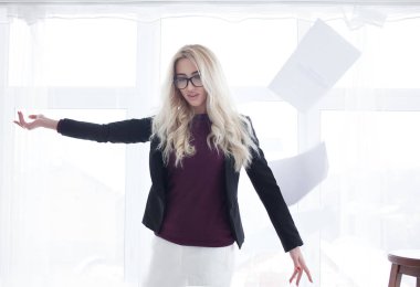 Genç işkadını kağıt belge sayfaları ofiste atar..