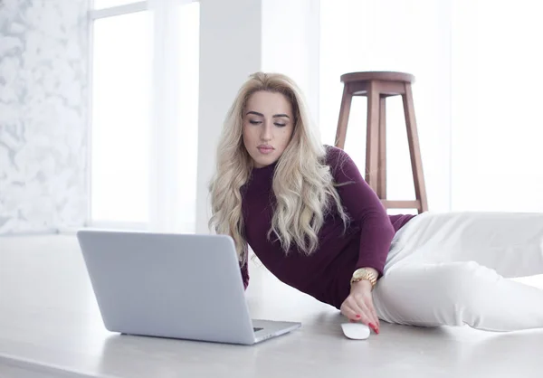 Jovem mulher bonita usando um computador portátil em casa — Fotografia de Stock