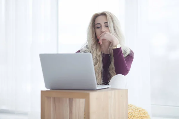 Giovane bella donna che utilizza un computer portatile a casa — Foto Stock