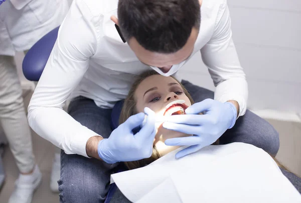 Extreme close up των χεριών που εργάζονται σε οδοντικά στηρίγματα με τσεκούρι και το στόμα καθρέφτη. Μακρό κλείσιμο του γυναικείου στόματος που δείχνει οδοντικά στηρίγματα. — Φωτογραφία Αρχείου