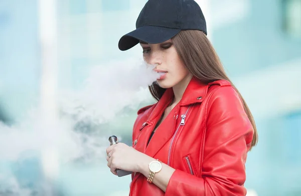 Vaping Genç Güzel Kadın Vaping Sigara Duman Açık Havada Ile — Stok fotoğraf