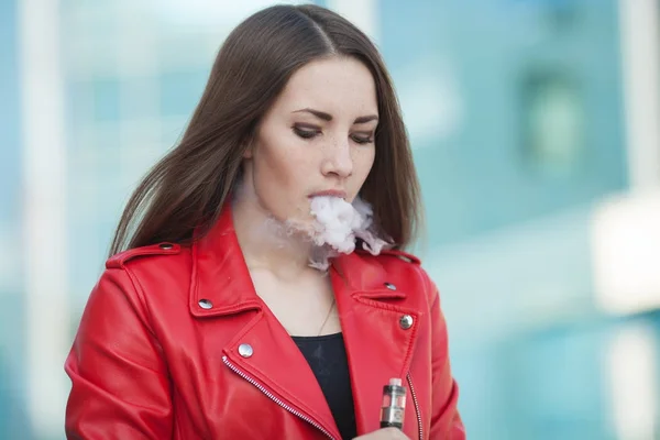 Menguap Wanita Muda Cantik Merokok Uap Rokok Dengan Asap Luar — Stok Foto