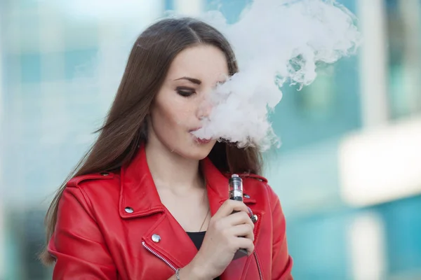 Vapeado Joven Hermosa Mujer Fumando Vapeo Cigarrillo Electrónico Con Humo — Foto de Stock