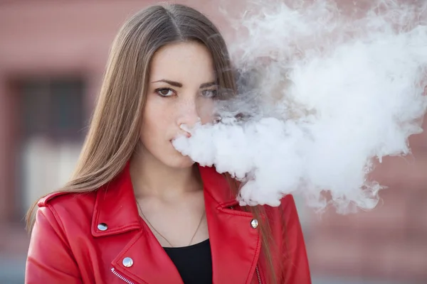 Vapeado Joven Hermosa Mujer Fumando Vapeo Cigarrillo Electrónico Con Humo — Foto de Stock