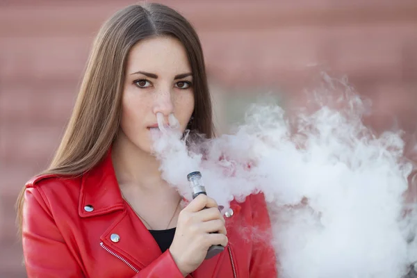 Vapeado Joven Hermosa Mujer Fumando Vapeo Cigarrillo Electrónico Con Humo — Foto de Stock