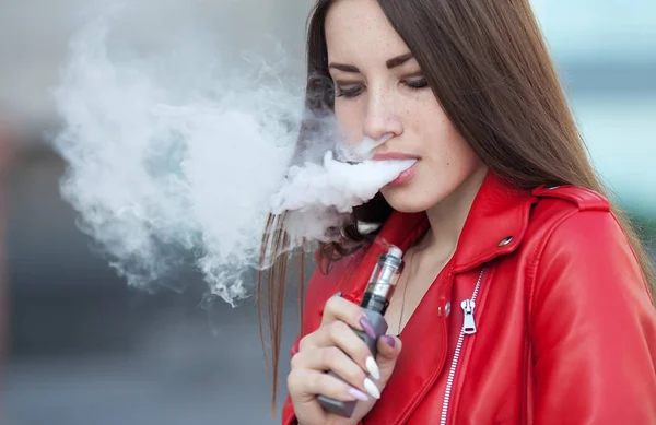 Красивая Женщина Курит Vaping Электронную Сигарету Дымом Открытом Воздухе Вапинг — стоковое фото