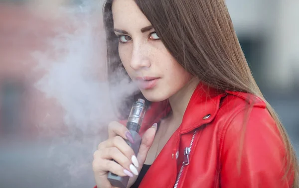 Hermosa Mujer Fumando Vapeo Cigarrillo Electrónico Con Humo Aire Libre — Foto de Stock