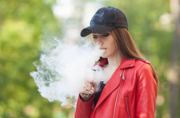 Wanita Cantik Merokok Uap Rokok Dengan Asap Luar Ruangan Menguapkan — Stok Foto