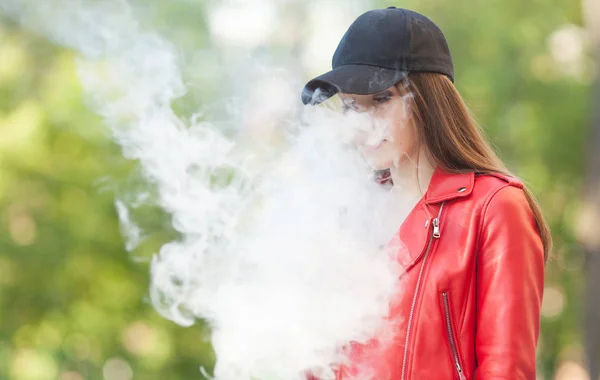 Hermosa Mujer Fumando Vapeo Cigarrillo Electrónico Con Humo Aire Libre — Foto de Stock