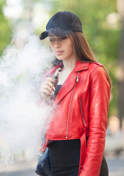 Wanita Cantik Merokok Uap Rokok Dengan Asap Luar Ruangan Menguapkan — Stok Foto