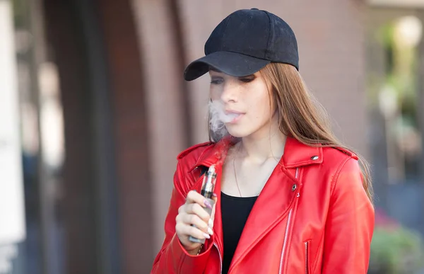Güzel Bir Kadın Vaping Sigara Duman Açık Havada Ile Vaping — Stok fotoğraf