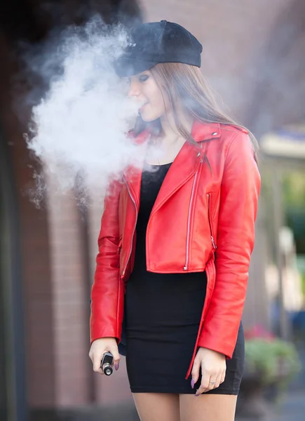 Красивая Женщина Курит Vaping Электронную Сигарету Дымом Открытом Воздухе Вапинг — стоковое фото