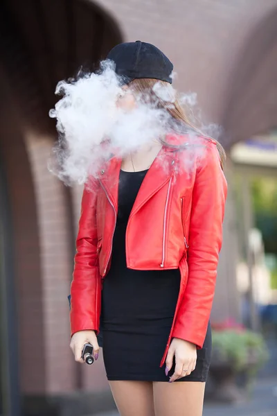 Hermosa Mujer Fumando Vapeo Cigarrillo Electrónico Con Humo Aire Libre — Foto de Stock