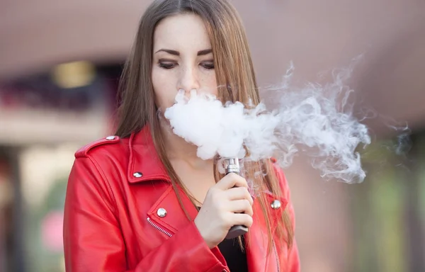 Hermosa Mujer Fumando Vapeo Cigarrillo Electrónico Con Humo Aire Libre — Foto de Stock