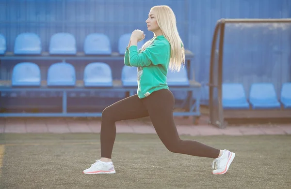 Mujer Joven Estirándose Antes Sesión Entrenamiento Físico Parque Mujer Joven — Foto de Stock